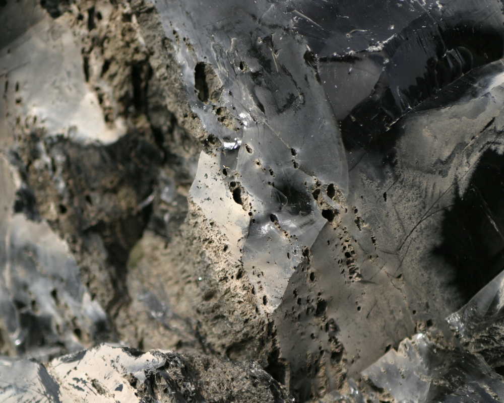 Obsidienne argentée polie en cabochon - protection énergétique, discernement et vision spirituelle