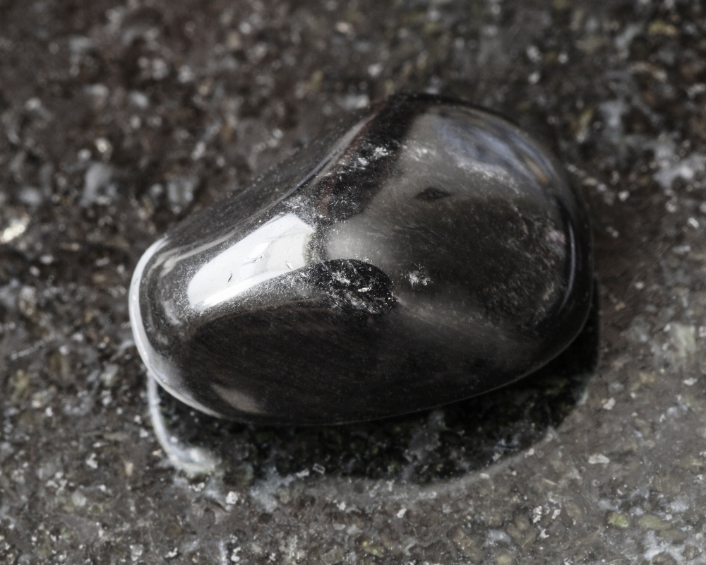 Obsidienne larme d'apache polie - vertus deuil, résilience transformatrice et libération émotionnelle