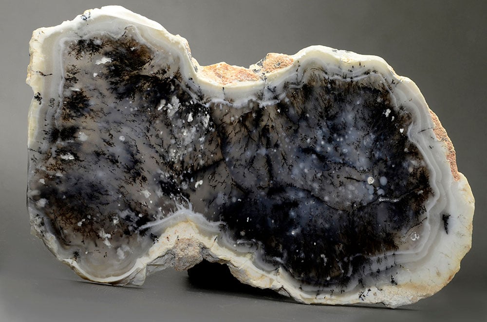 Opale dendritique brute avec dendrites noires ressemblant à des arbres - histoire magique et légende de Merlin