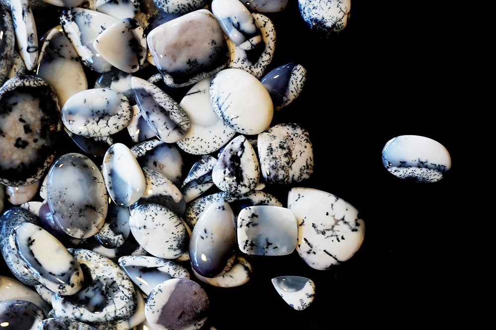 Opale dendritique d'Australie - composition minérale et inclusions noires arborescentes - géologie et formation