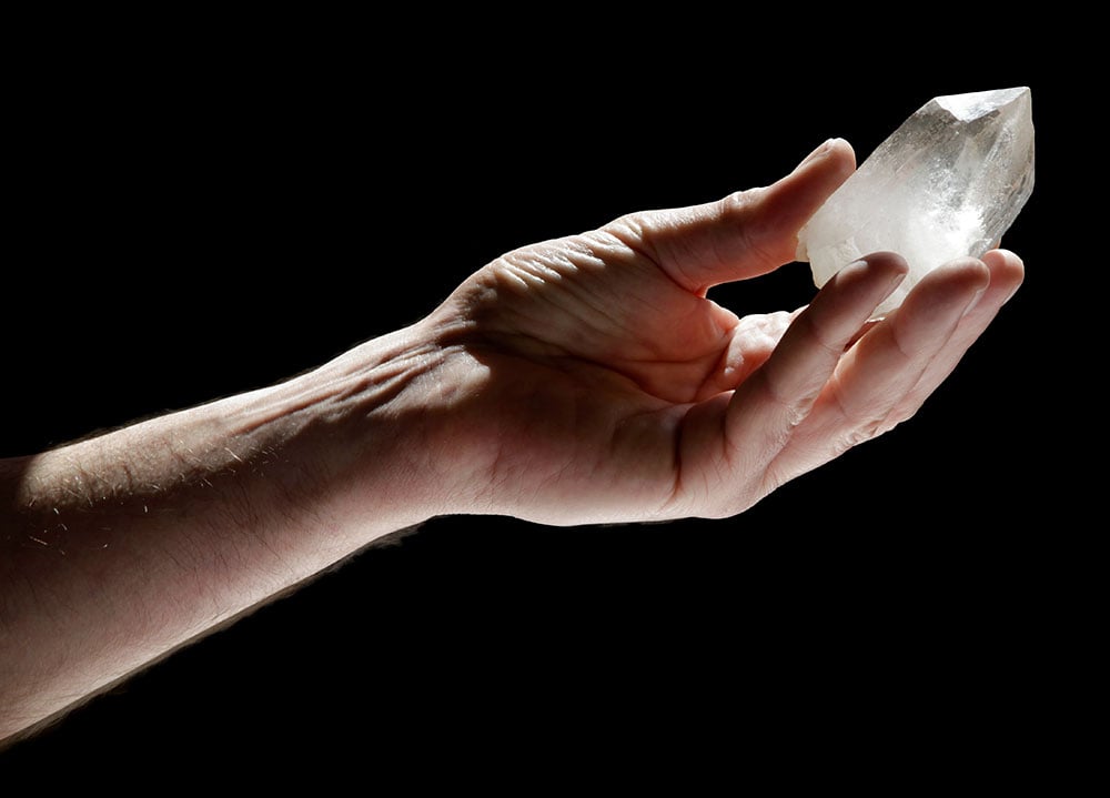Quartz laser cristal blanc transparent pointu allongé - histoire et morphologie cristalline unique
