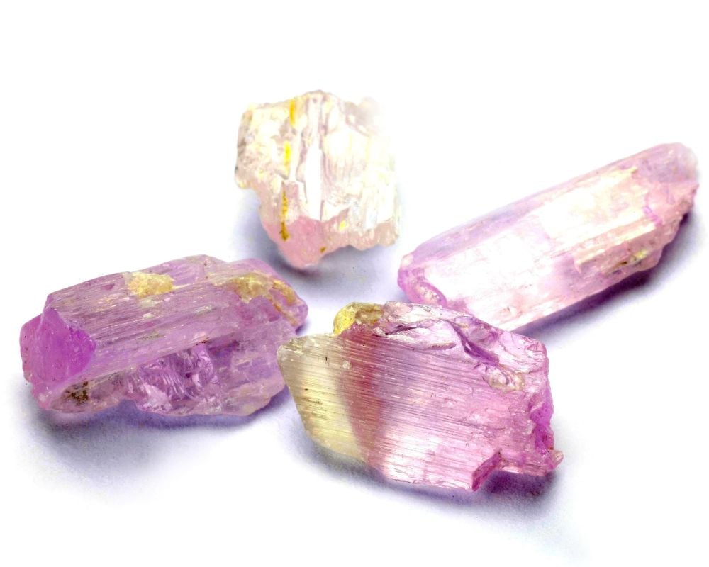 Cristal de spodumène kunzite rose-violet brut - histoire minéralogique et découverte californienne