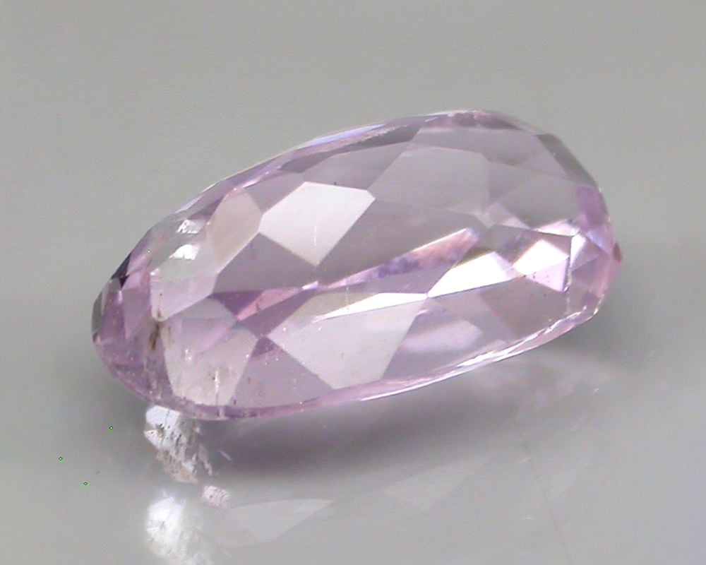 Spodumène gris brut et kunzite rose cristal gem - origine gisements Afghanistan Madagascar Brésil