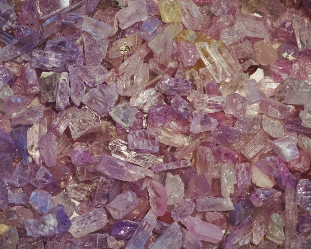 Spodumène kunzite rose et hiddenite vert - propriétés énergétiques lithothérapie chakras