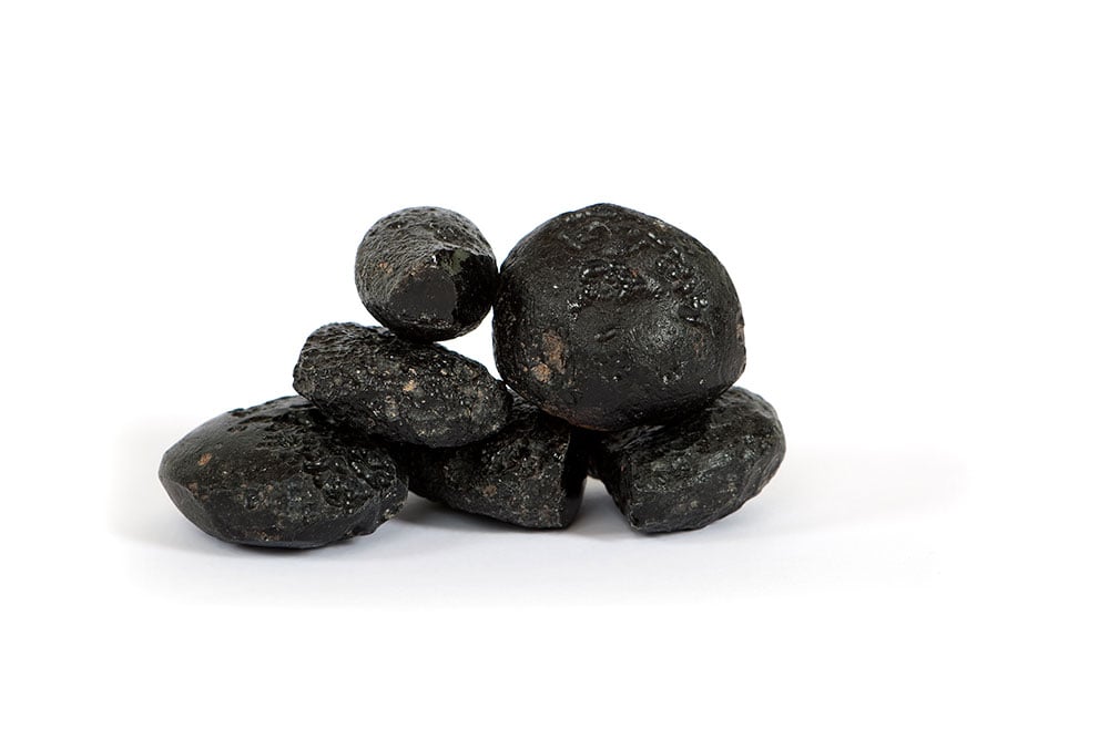 Pierre tectite noire brute lisse vitrée - impact météoritique cosmos verre naturel d'origine extraterrestre
