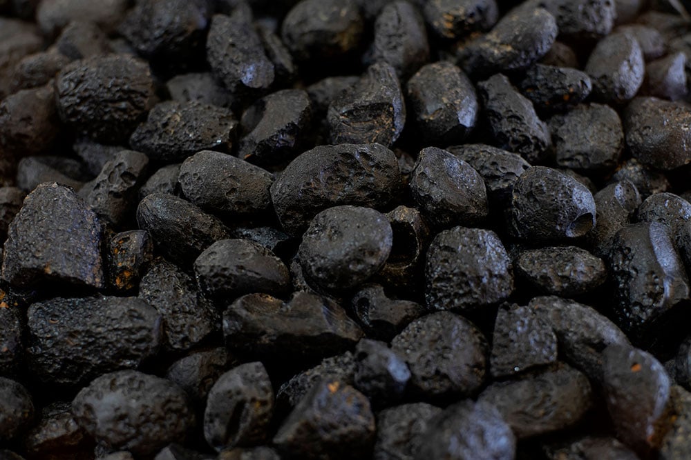 Tectite noire indochinite du Viêt-nam Thaïlande - impact météoritique cosmos verre naturel formation extraterrestre