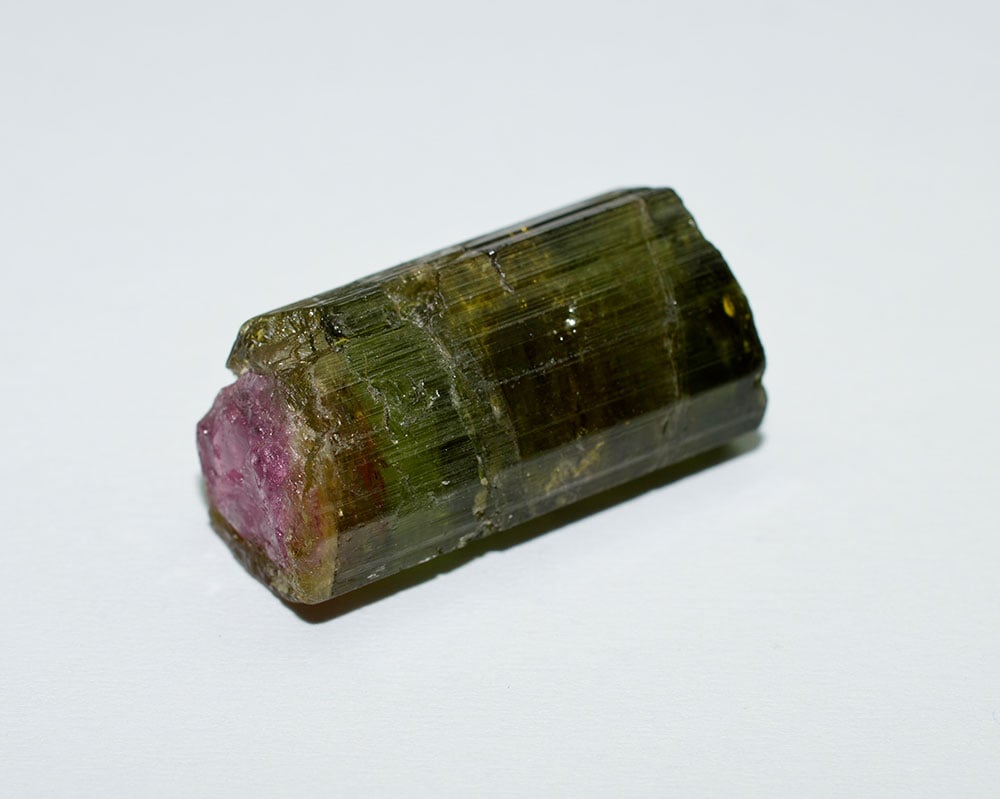 Pierre tourmaline bicolore brute - combinaison vert et rose caractéristique, histoire depuis explorations orientales