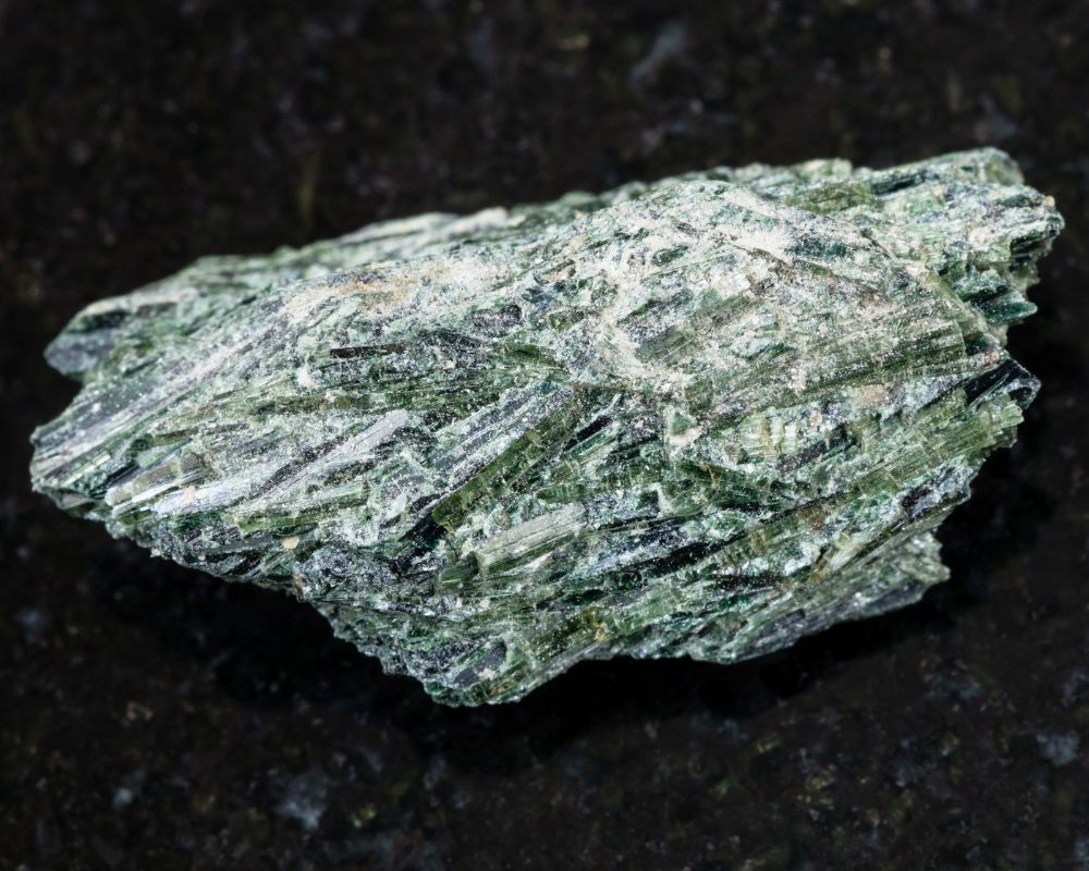 Cristaux d'actinolite fibreux vert émeraude - histoire minéralogique et usage rituel en jade maori