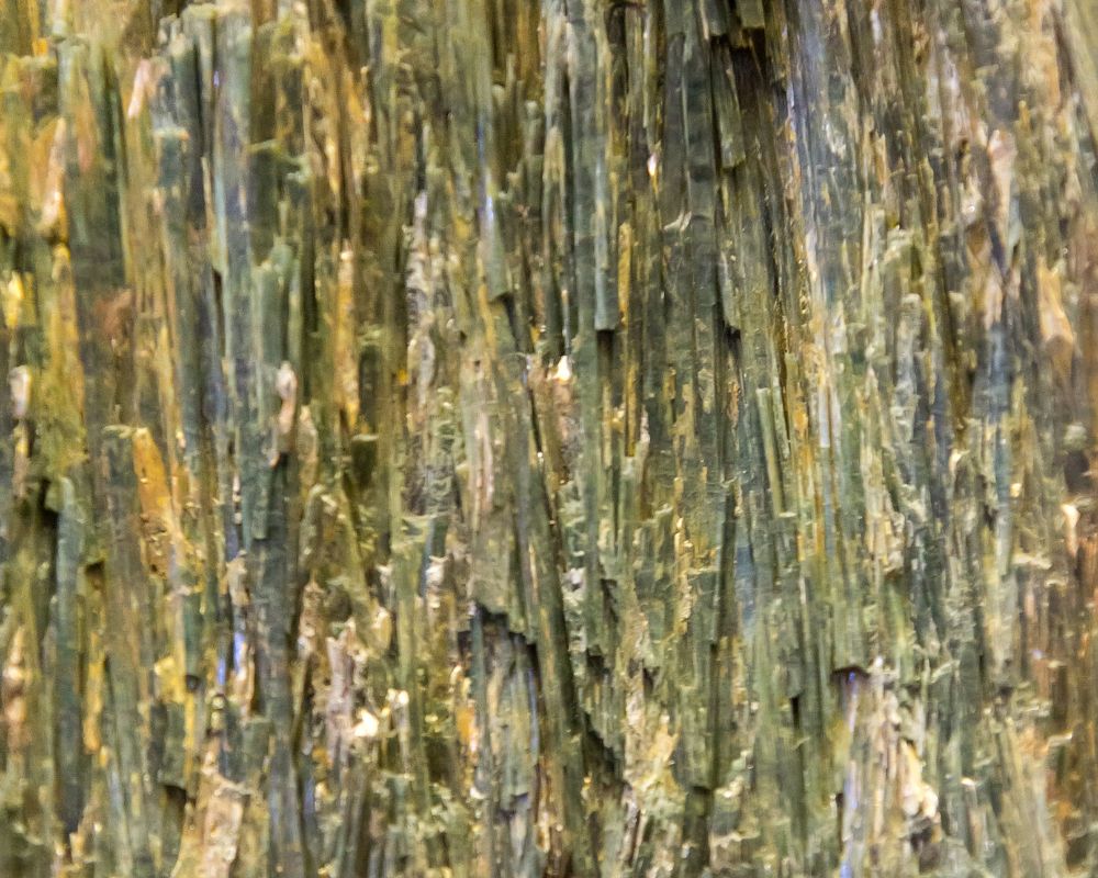 Actinolite fibreuse du Canada - cristaux radié, origine géologique et composition chimique