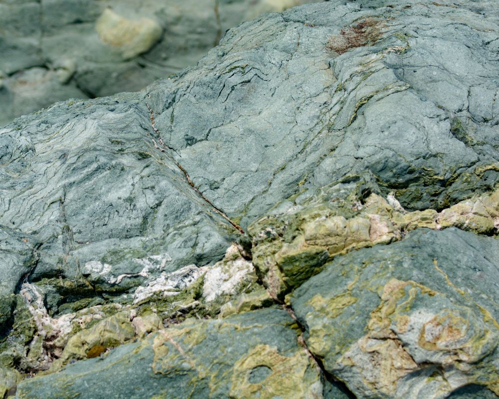 Actinolite polie verte - vertus émotionnelles, chakra cœur et plexus solaire en lithothérapie