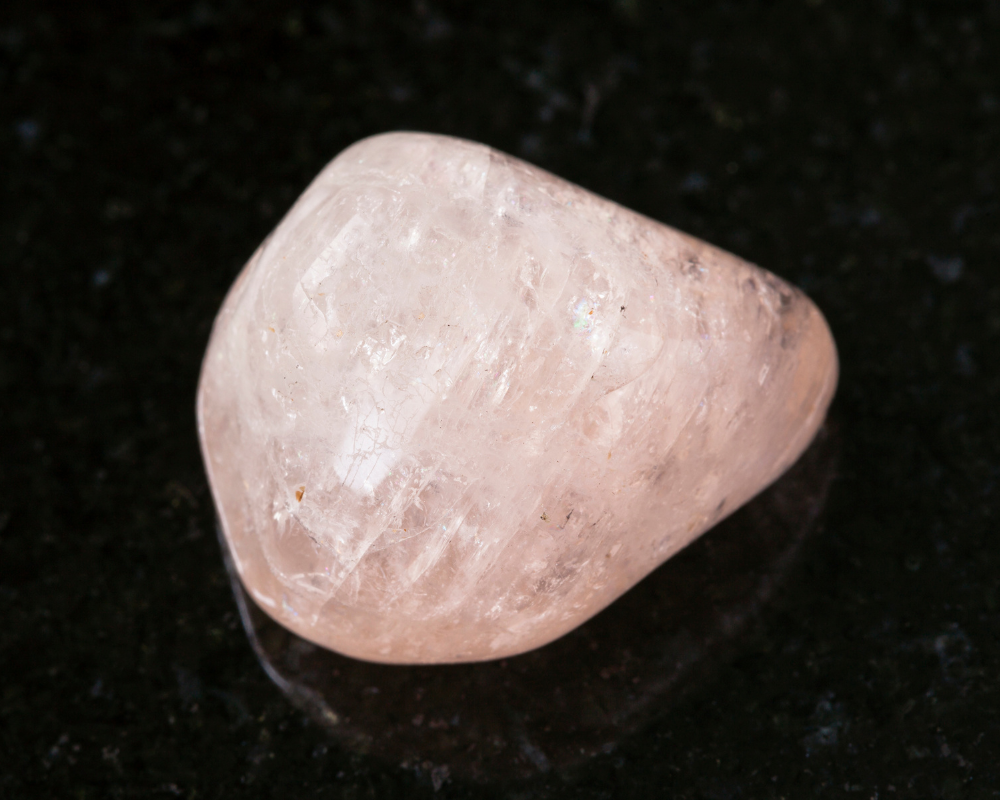 Bixbite naturelle - origine et composition du béryl rouge