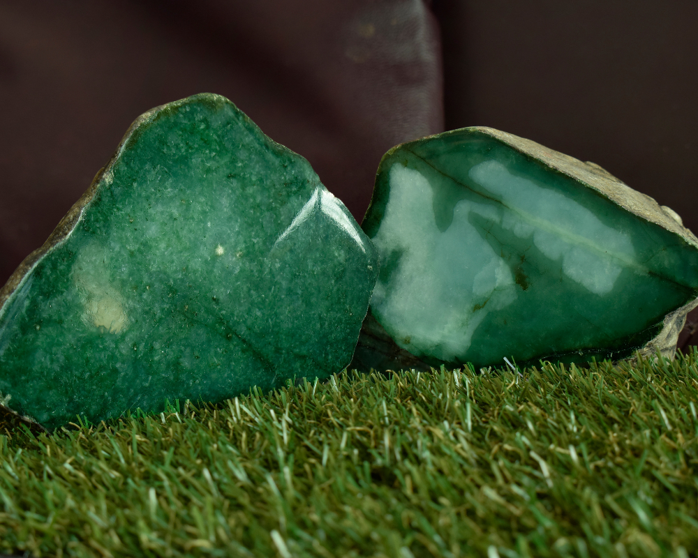 Buddstone polie en différentes formes : galet lisse, pierre brute, pendentif, démontrant ses vertus de calme et de sagesse