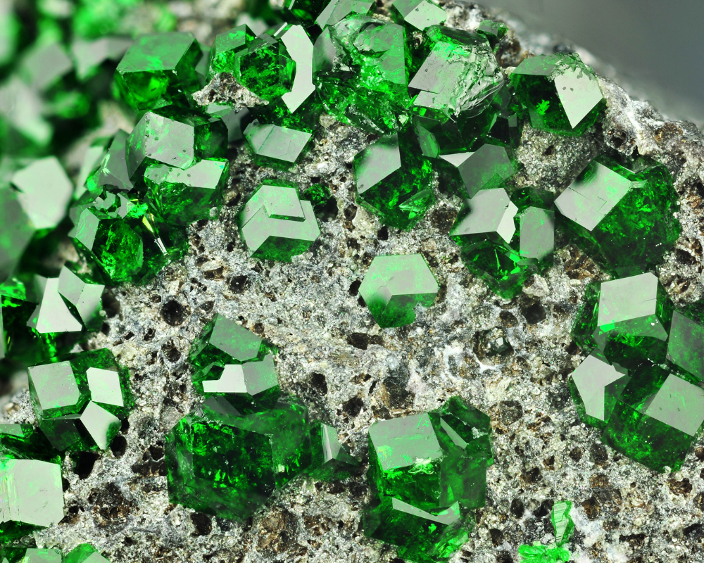 Glossulaire brut cristallin tsavorite verte et hessonite orange - histoire minéralogique du grenat grossulaire