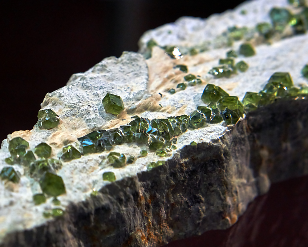 Grenat démantoïde brut cristal vert émeraude - histoire depuis découverte 1868 Oural Russie, époque Fabergé Tsars