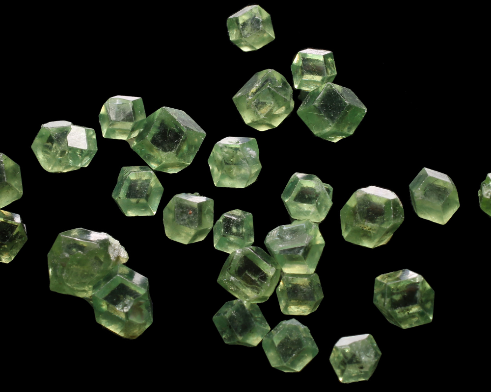 Grenat démantoïde naturel cristal — origine Oural Russie Sibérie, Madagascar Namibie, composition andradite silicate
