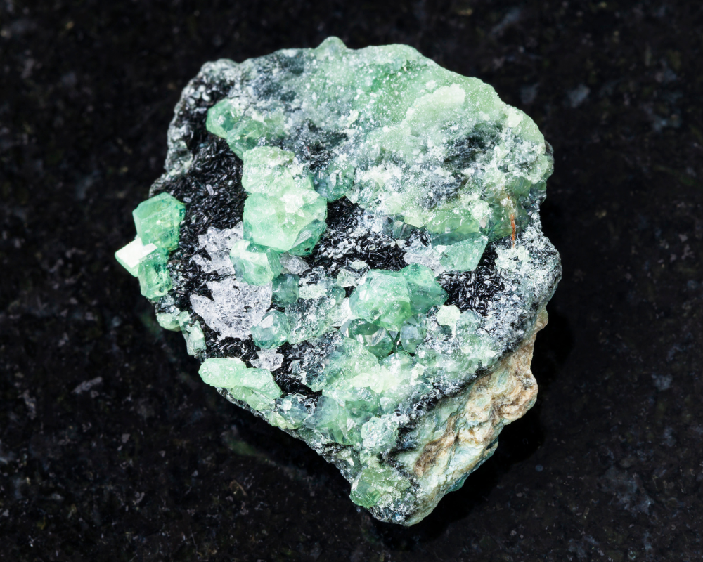 Grenat démantoïde poli — vertus noblesse, sagesse, discernement, transformation chakra cœur plexus solaire