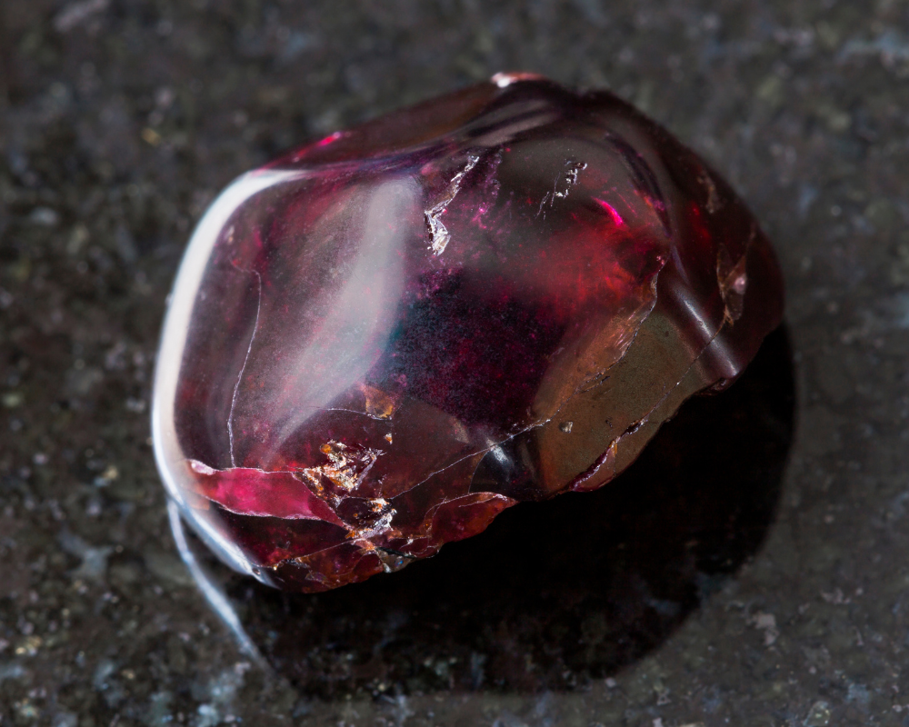 Grenat pyrope cristal natural Afrique du Sud Kimberley Bohême - gisements et composition