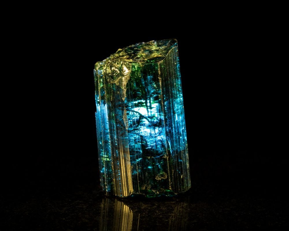 Cristal indicolite bleu profond - histoire tourmaline bleue, gisements Brésil Afghanistan