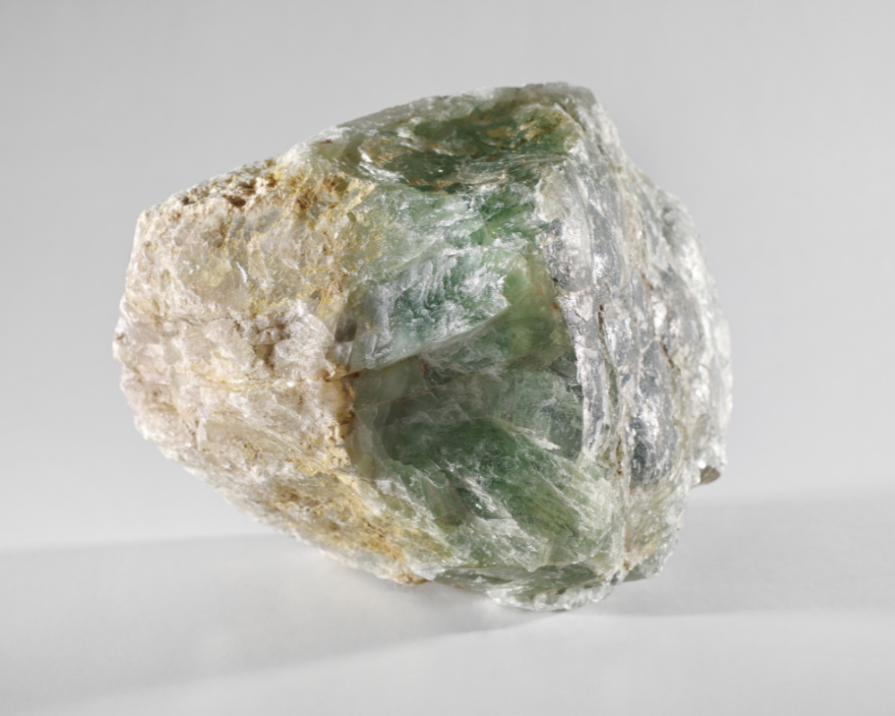 Jade africain brut sur matrice rocheuse — grossulaire hydraté du Transvaal