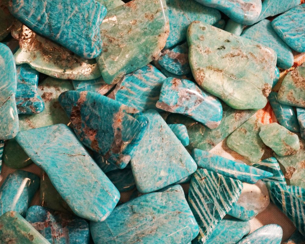 Feldspath microcline blanc-crème et amazonite vert-turquoise - histoire minéralogique depuis l'Égypte antique