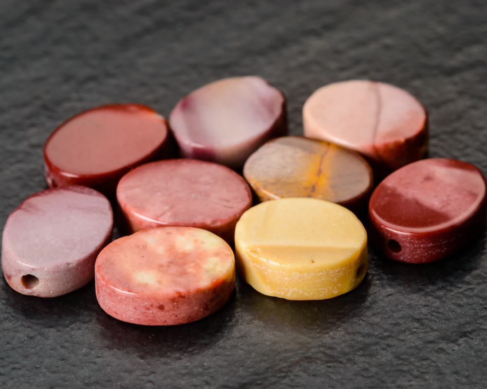 Mookaïte polie - vertus ancrage tri-chakral joie incarnée adaptabilité et vitalité rayonnante