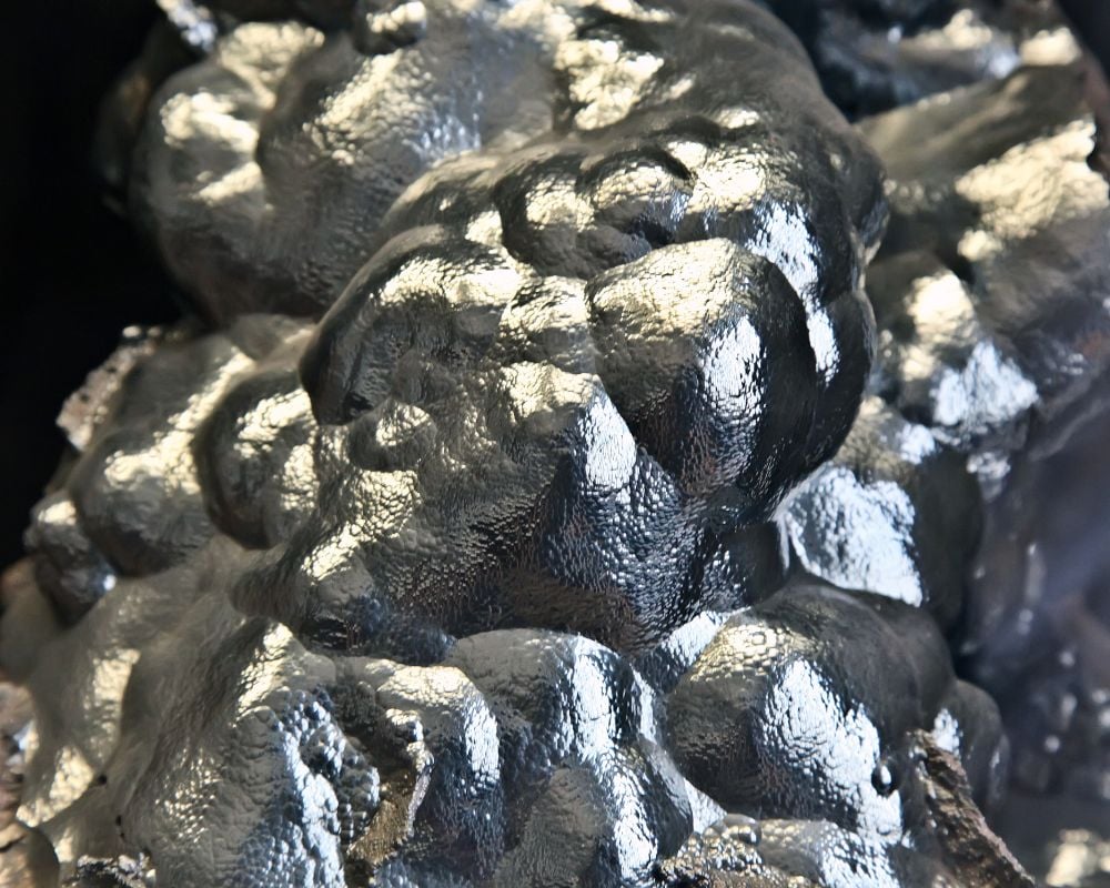 Hématite spéculaire brézilienne Minas Gerais - cristaux laminaires reflets argentés métalliques
