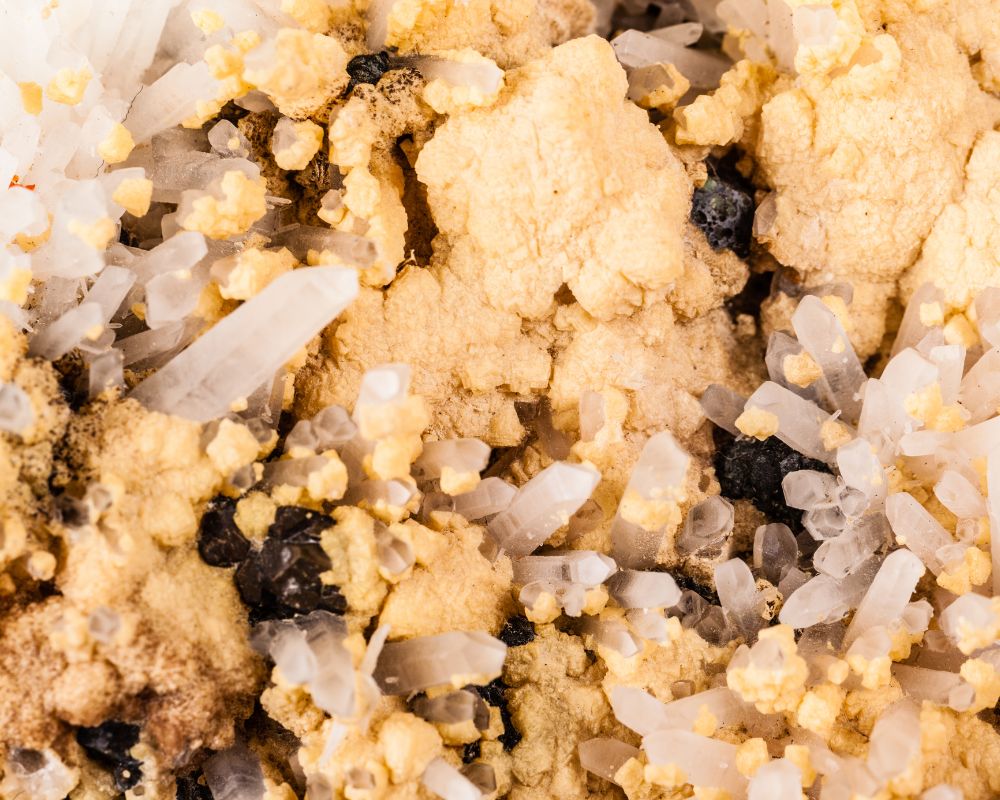 Gisement de sphalérite en Cantabrie Espagne, cristaux jaune miel du sulfure de zinc brut sur matrice de calcite