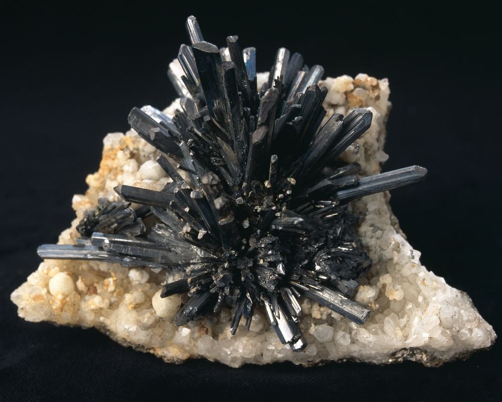 Stibnite brute aiguilles - origine géologique sulfure antimoine hydrothermal basse température