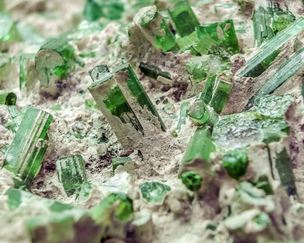 Uvéite brute matrice chromite cristaux verts Oural Russie