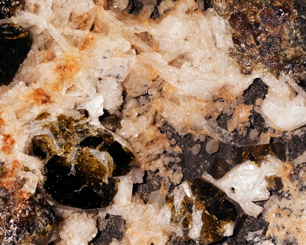 Vilionite rouge carmin - pierre rare de fluorure de sodium découverte en 1908 aux îles de Los
