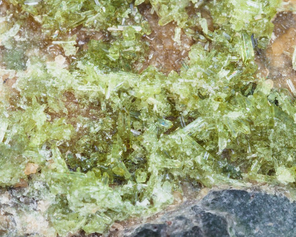 Vilionite rouge carmin - vertus énergétiques d'ancrage et de transformation en lithothérapie