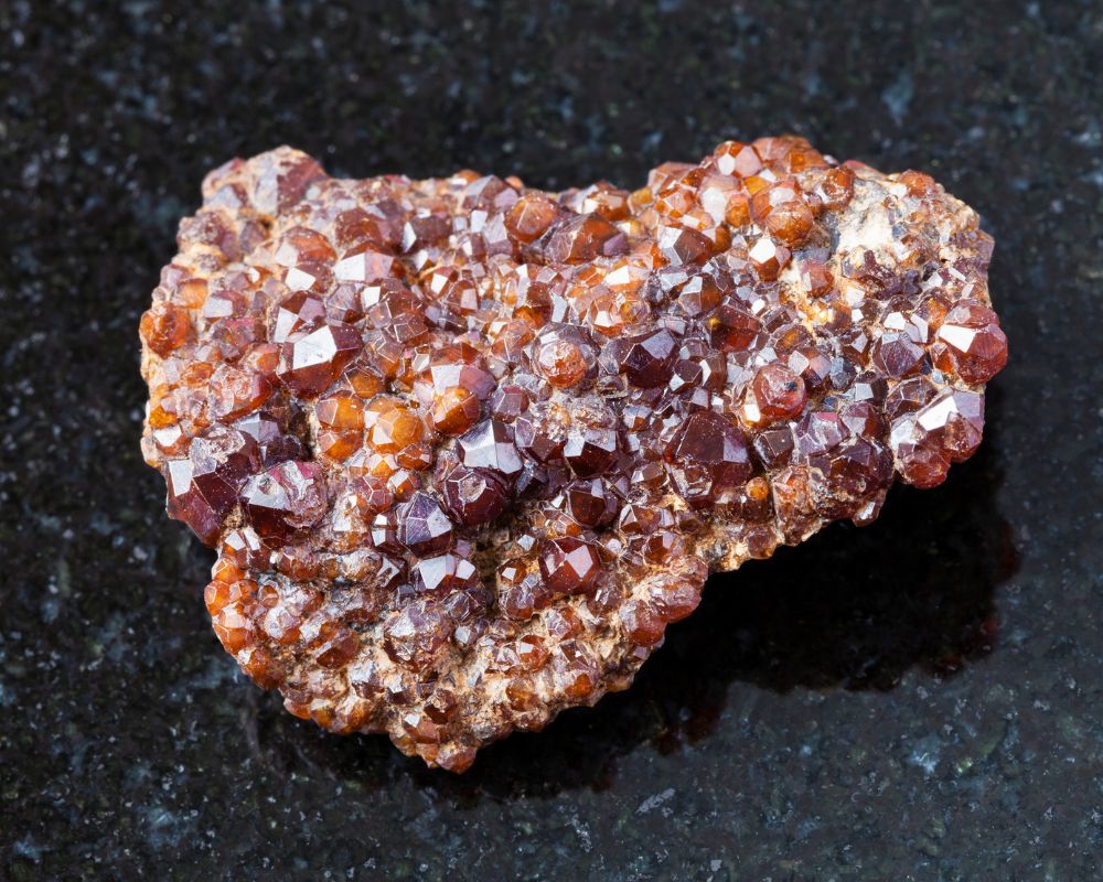 Andradite brute polychrome - démantoïde vert, topazolite orange, mélanite noire - origine Val Malenco Oural