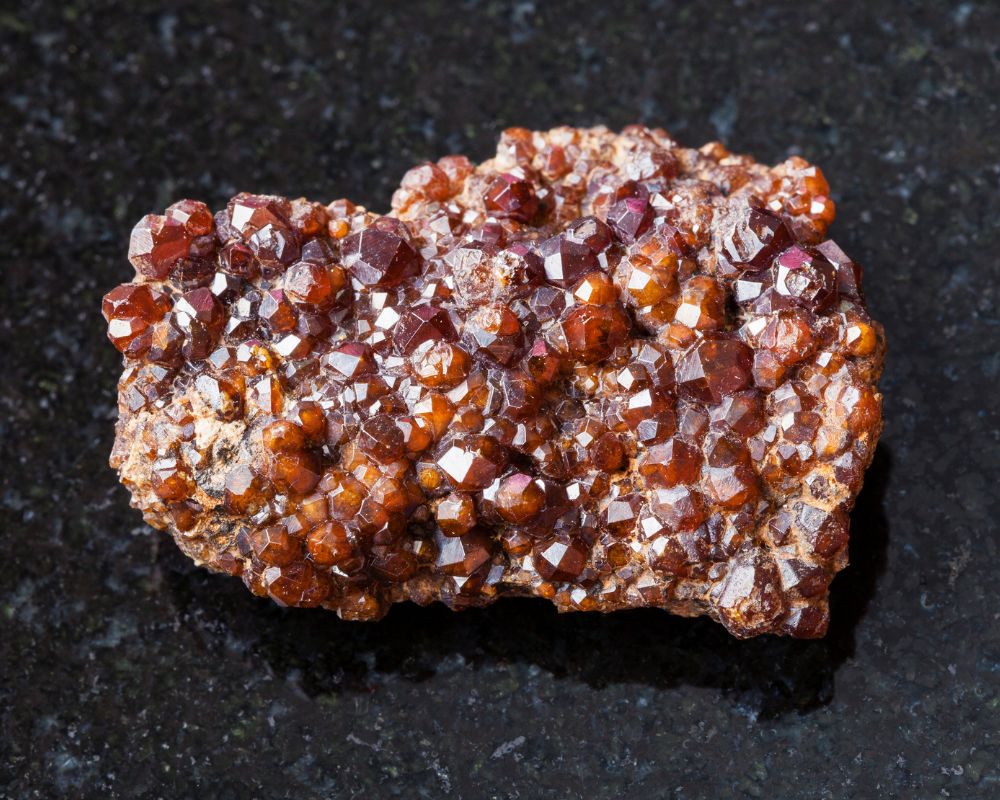 Andradite démantoïde gemme polie et brillante - vertus de confiance, puissance créative et abondance
