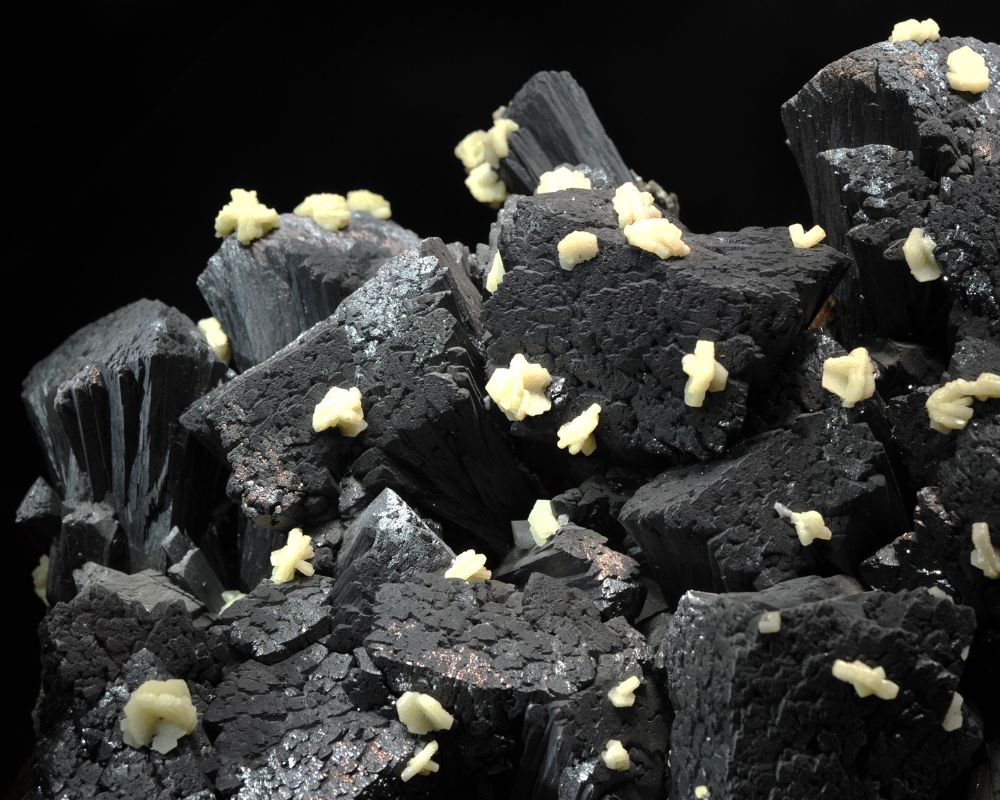 Chamanite naturelle brute - composition roche volcanique noire silice et magnétite