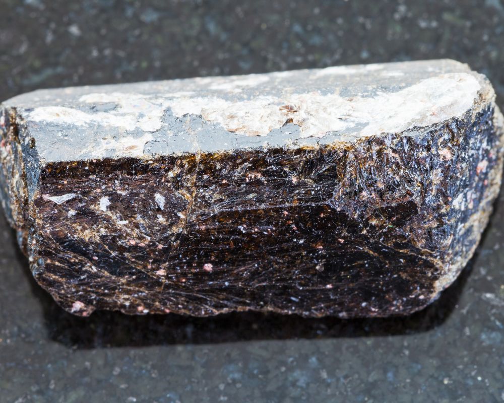 Dravite cristal brut tourmaline brune magnésienne — vertus d'ancrage tellurique et stabilité énergétique