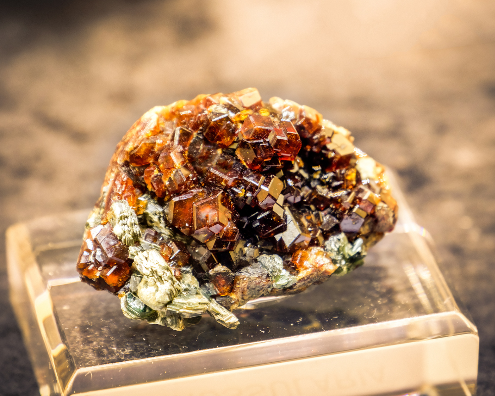 Grenat hessonite brut - origine géologique grossulaire ferrique et formation métamorphique