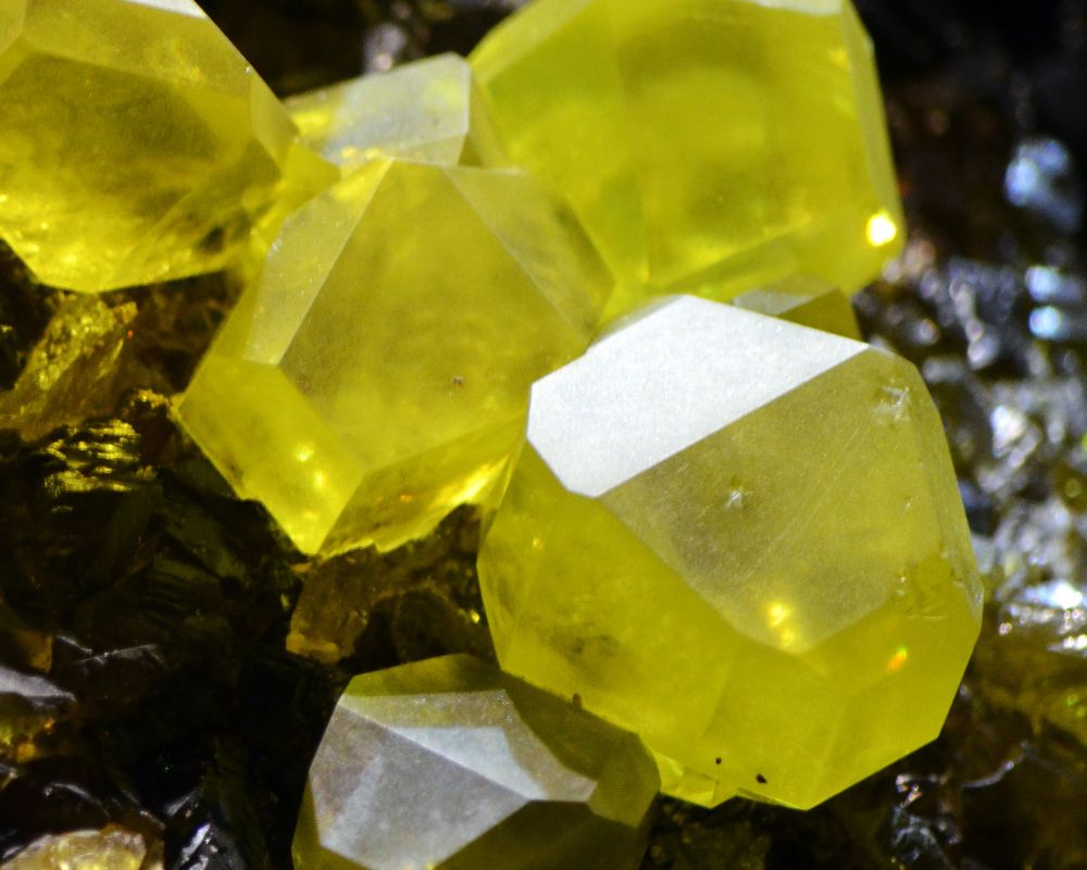 Hiddénite verte cristal monoclinique - guérison cœur, abondance, gratitude et compassion