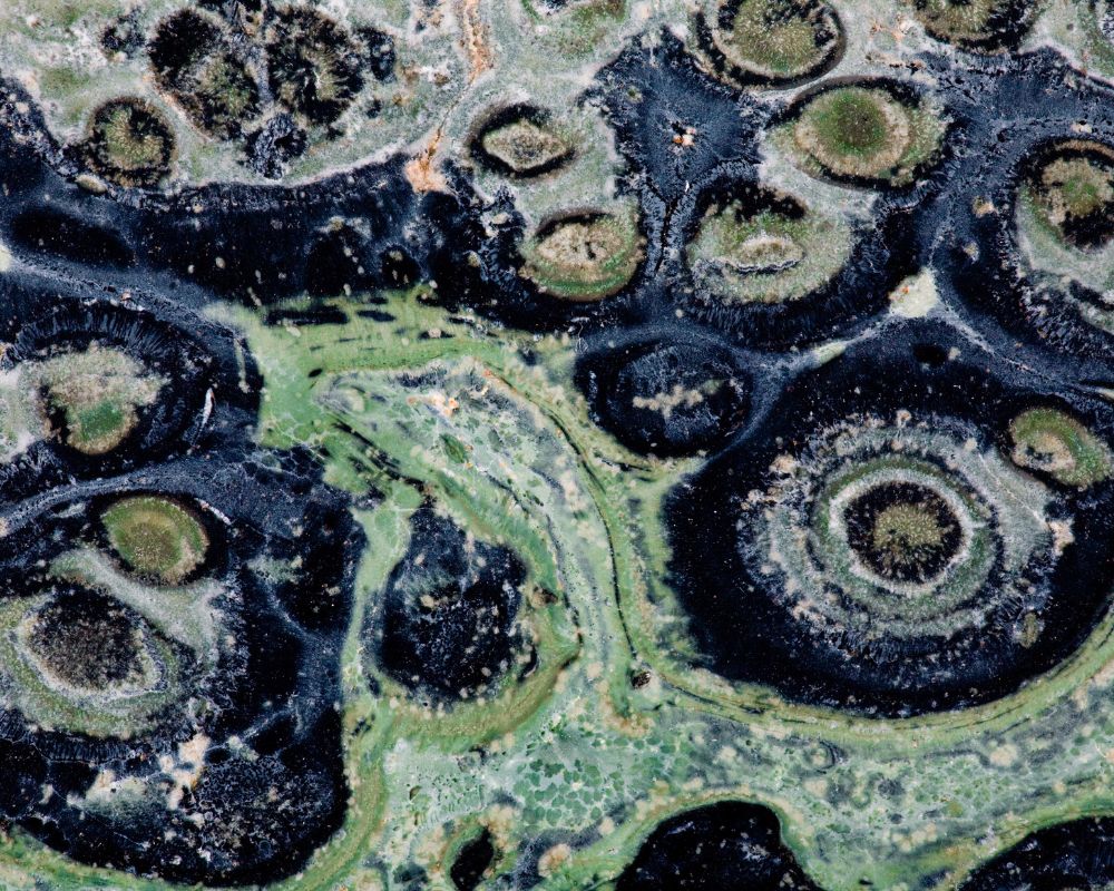 Jaspe star galaxy noir profond avec scintillements argentés - histoire et tradition lithothérapeutique