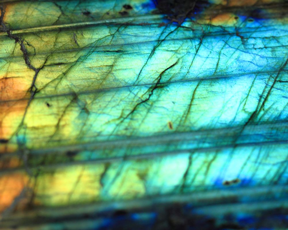 Labradorite gold - histoire découverte Madagascar Bekily labradorescence dorée solaire