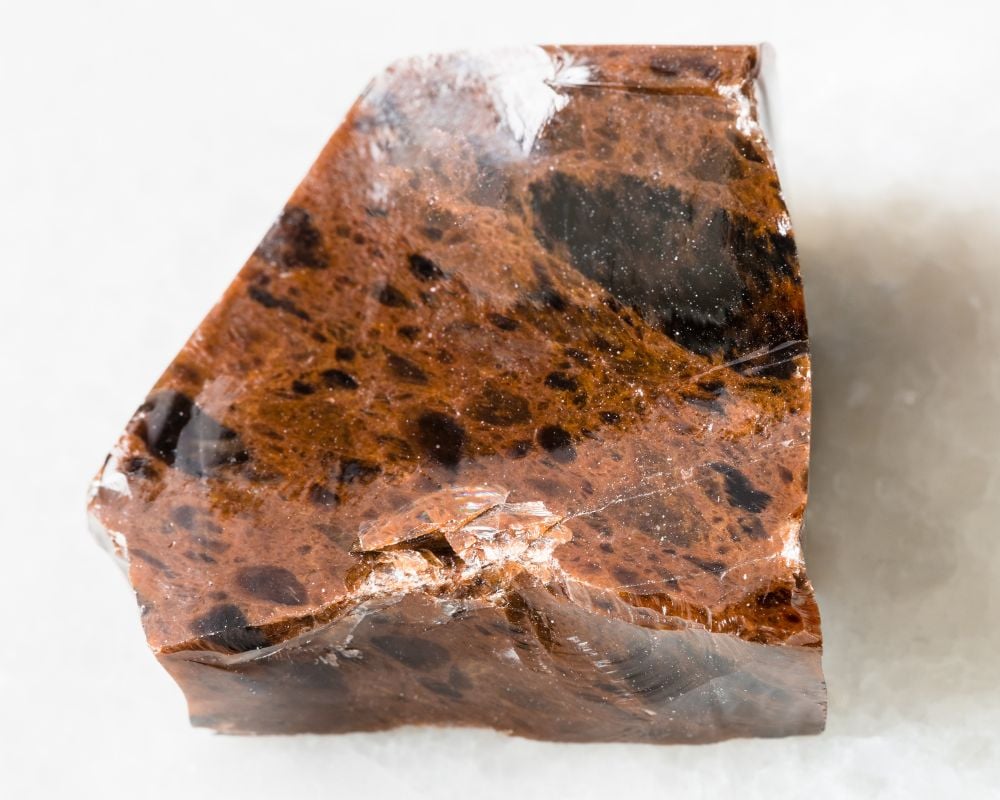 Obsidienne mahogany brute — verre volcanique acajou avec inclusions d'hématite et magnétite