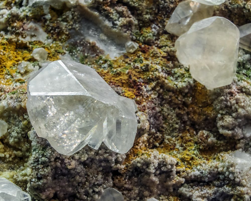Géode de cérusite du Maroc — cristaux blancs et transparents avec formation maclée en étoile, origine minéralogique