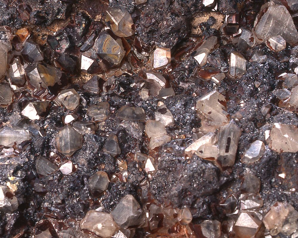 Cérusite cristallisée et polie — vertus de stabilité matérielle, clarté mentale et ancrage énergétique en lithothérapie