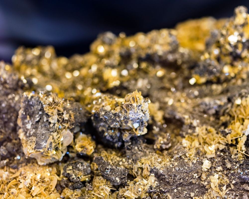 Wulférite cristaux tabulaires - origine géologique molybdate plomb oxydation supergène
