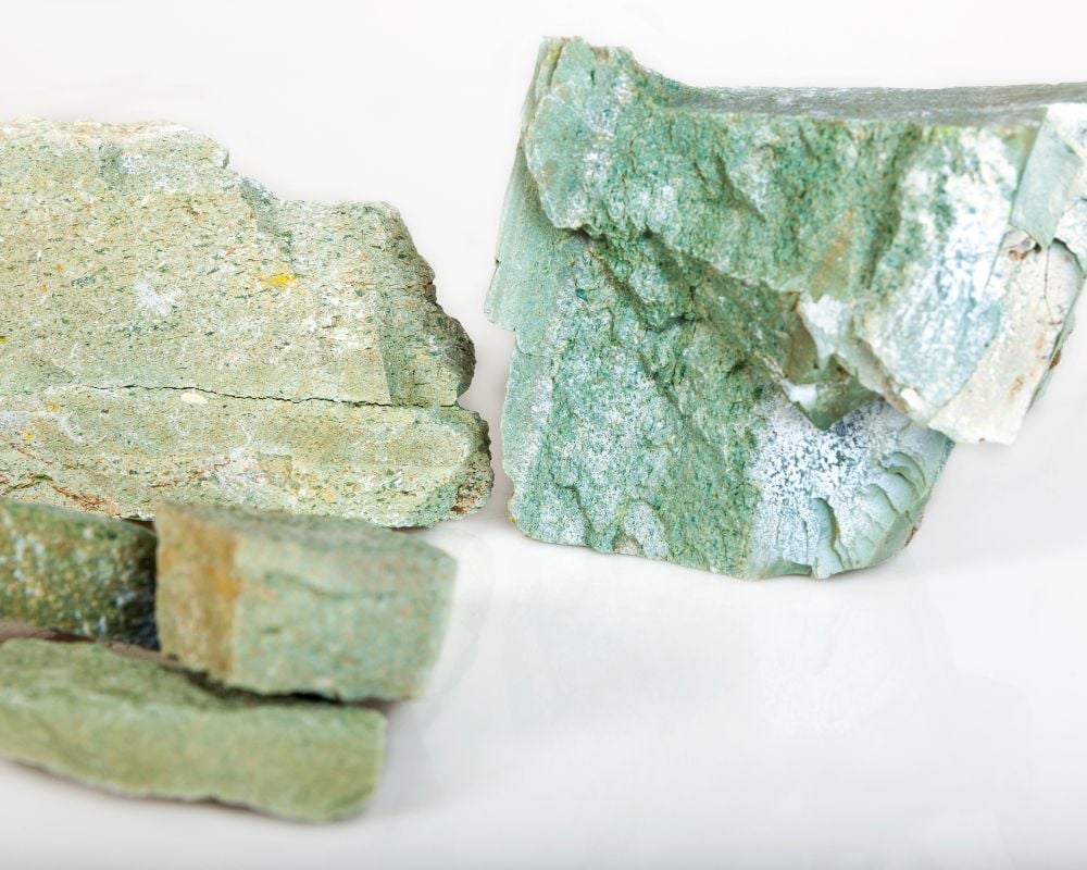 Origine et gisements de la pierre zéolite — cristaux dans leur gangue volcanique