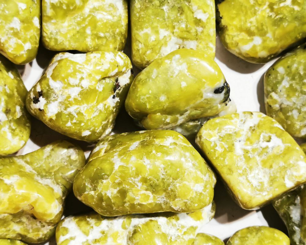 Spécimen Lizardite brute brut avec cristaux naturels manifestant la structure feuilletée caractéristique de Cornouailles