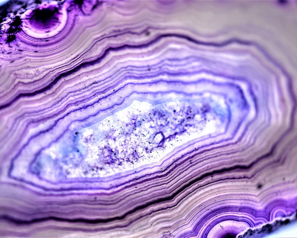 Agate violette naturelle - origine volcanique, structure en couches concentriques de calcédoine