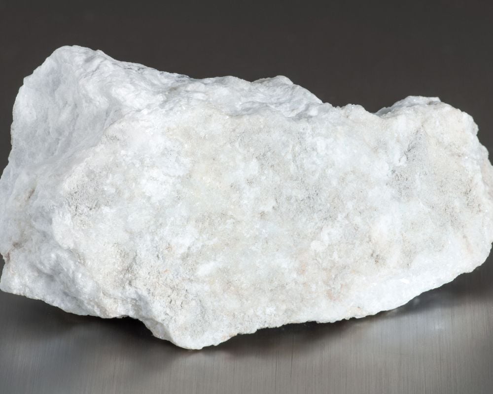 Formation géologique d'anhydrite dans les évaporites, révélant son processus de cristallisation par évaporation des anciens mers