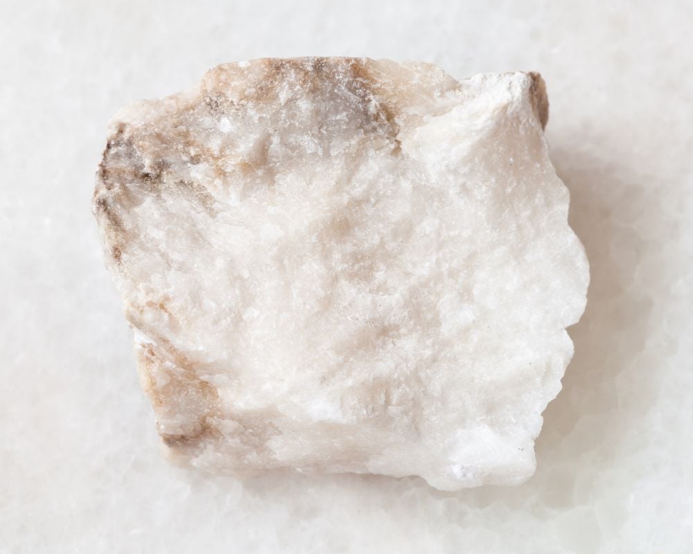 Cristaux d'anhydrite bleu pâle représentant la communication claire, la transparence énergétique et la purité minérale