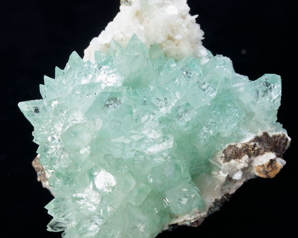 Cristaux pyramidaux d'apophyllite verte en formation géométrique parfaite, symbole de clarté et de vision intérieure transcendante