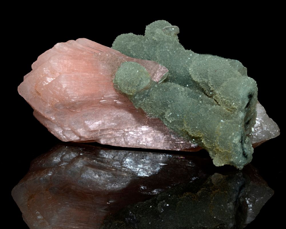 Cristaux d'apophyllite verte brillant à la lumière, révélant transparence, clarté énergétique et pouvoir de clairvoyance
